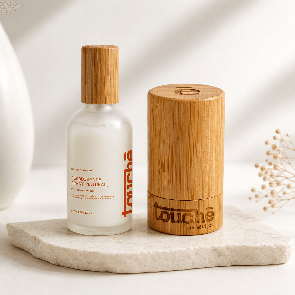 Kit com um desodorante spray natural em embalagem de vidro e um desodorante de cristal em embalagem de bambu