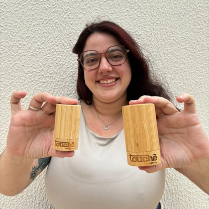 Mulher segurando dois desodorantes de cristal naturais