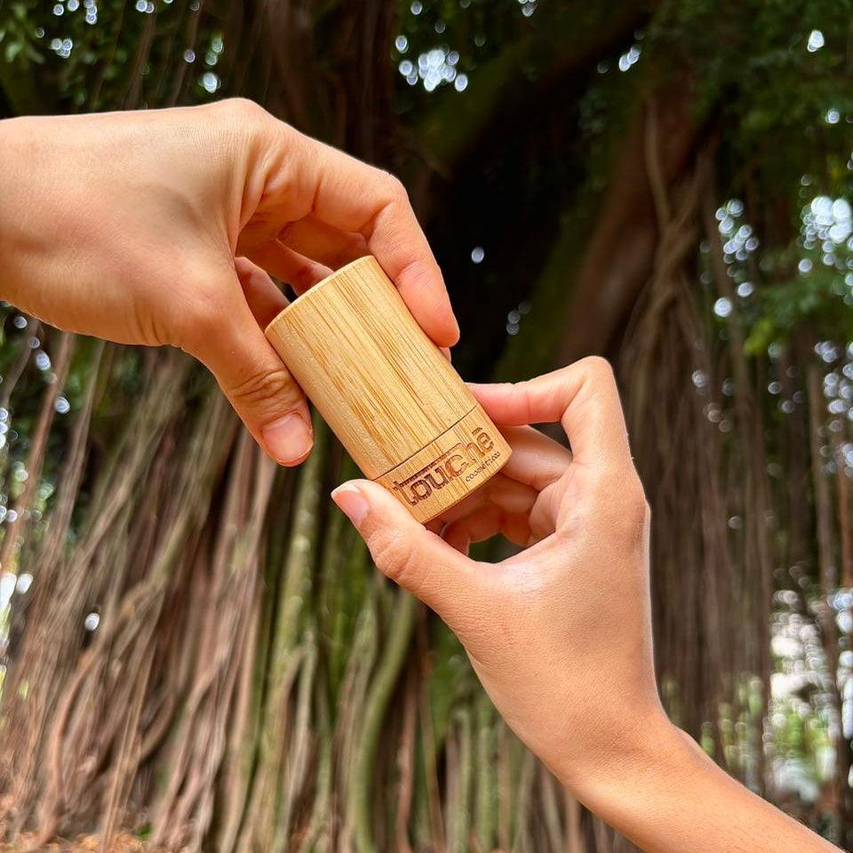 Desodorante natural em embalagem de bambu, sem toxinas, proteção diária