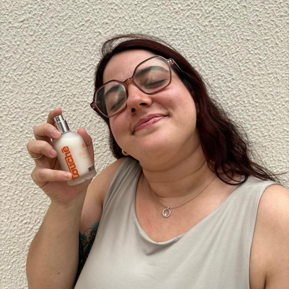 Mulher sorrindo com desodorante natural sem toxinas e com proteção eficaz