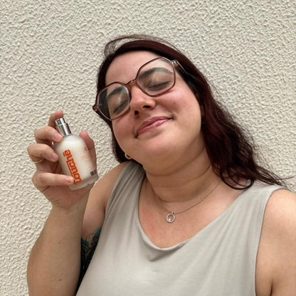 Mulher sorrindo com desodorante natural sem toxinas e com proteção eficaz