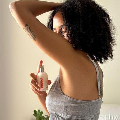 Mulher aplicando desodorante natural sem toxinas, proteção diária e suave para a pele